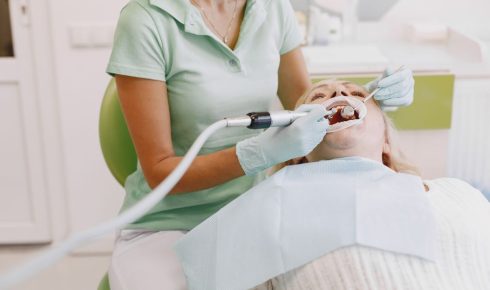 Zahnärztin führt professionelle Zahnreinigung bei einer Patientin durch – PZR in der Zahnarztpraxis