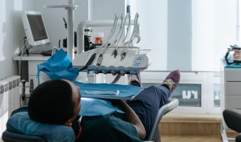 Entspannter Patient liegt ruhig im Zahnarztstuhl während einer Sedierungsbehandlung in der Praxis