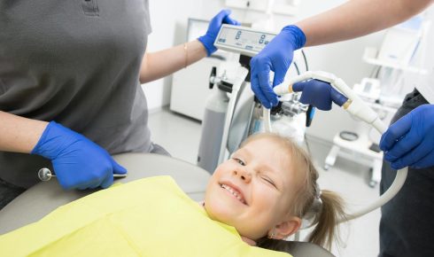 Kind lacht beim Zahnarzt – Kinderzahnheilkunde Zahnarztpraxis Farivar Düsseldorf